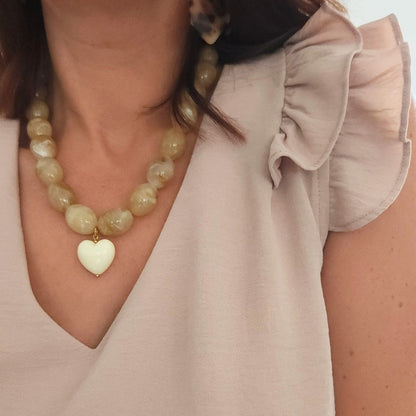Collier automne femme perles beige et pendentif cœur