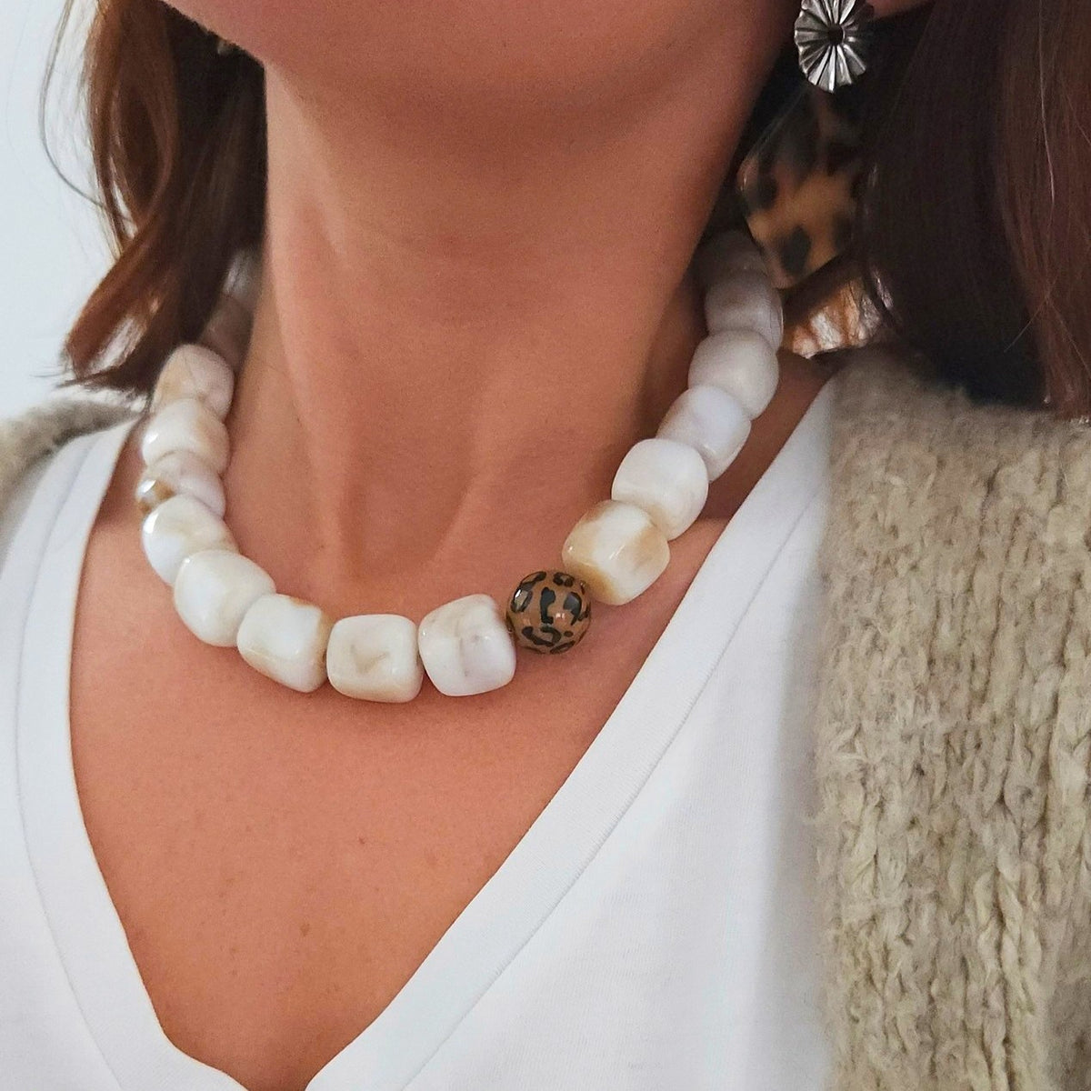 bijou femme motif animalier et perles beiges