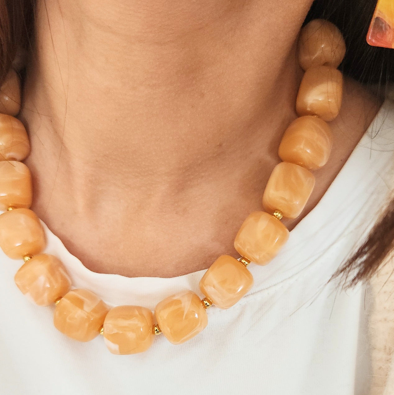 collier femme moderne perles acryliques saumon