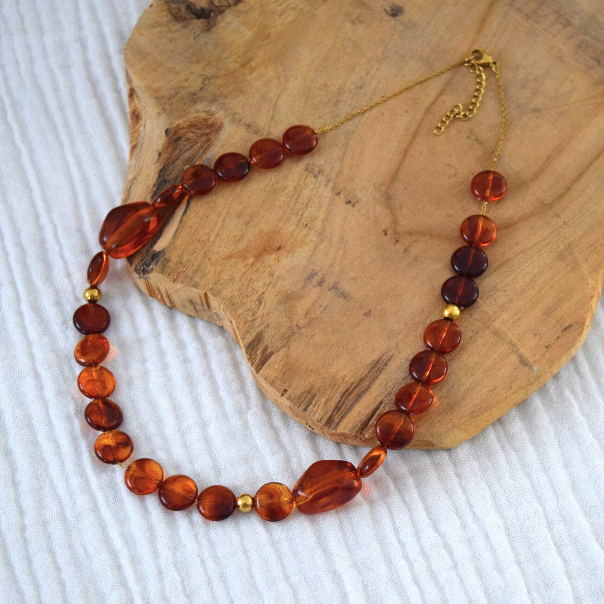 Perles ambre translucides et perles dorées, assemblées à la main sur chaîne acier inoxydable