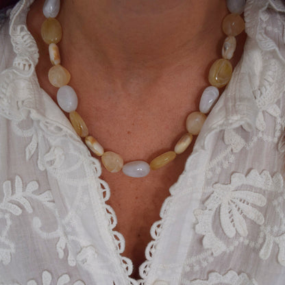 Zoom sur les perles ovales blanches et beige du collier artisanal