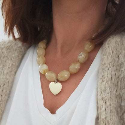 Collier beige femme avec perles acryliques ovales