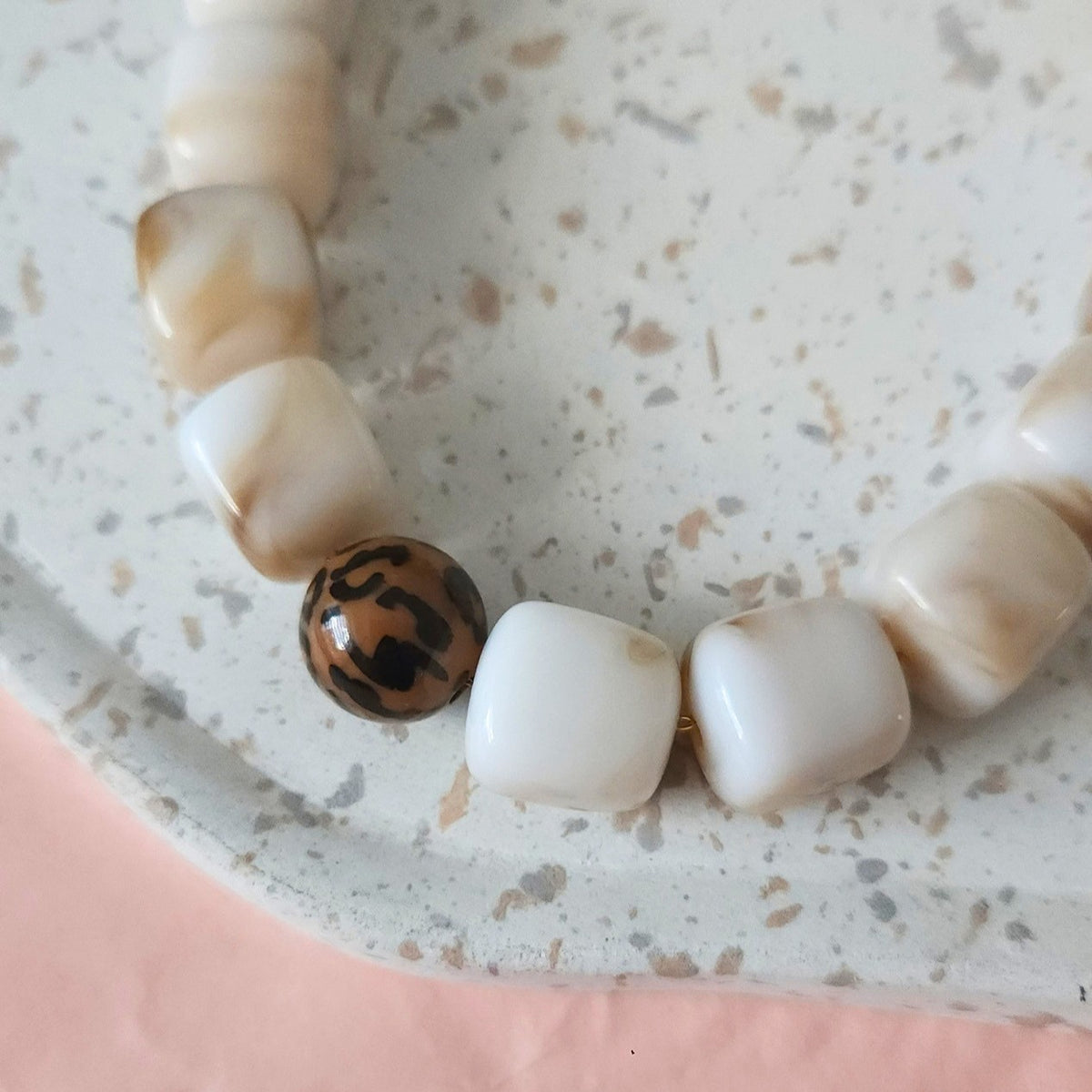 collier perles cubes marbrées