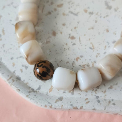 collier perles cubes marbrées