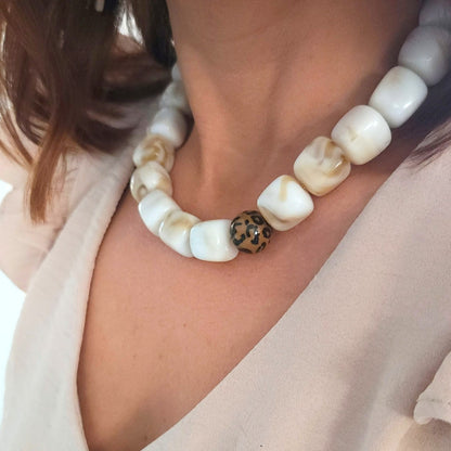 collier Kaya assorti aux bijoux léopard de la collection