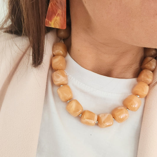 collier femme perles acryliques saumon élégant