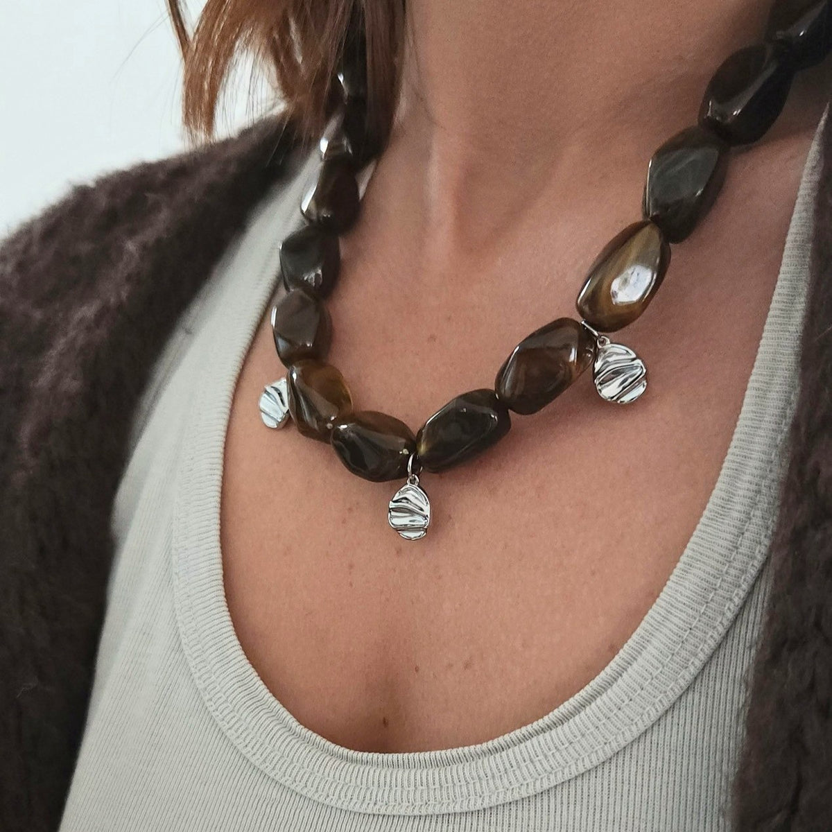 collier perles marron tendance avec détails argentés