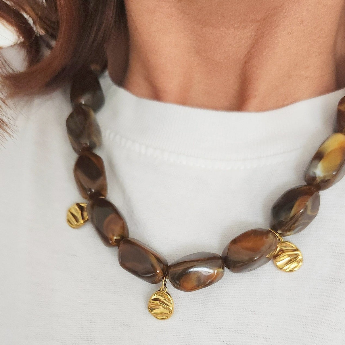 collier femme perles acryliques marron et gouttes dorées
