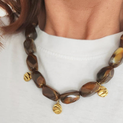 collier femme perles acryliques marron et gouttes dorées