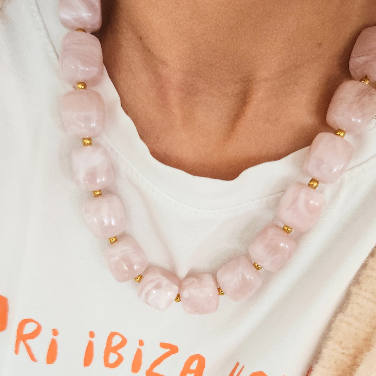 collier perles cubes acryliques roses moderne femme