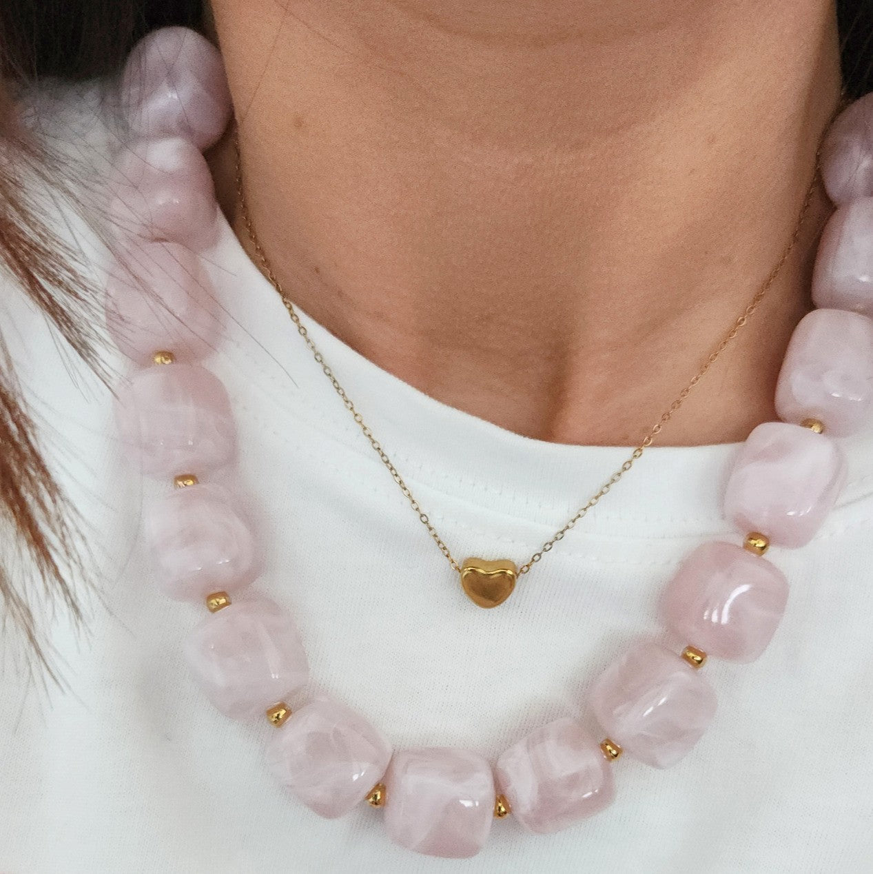 collier perles acryliques roses moderne femme