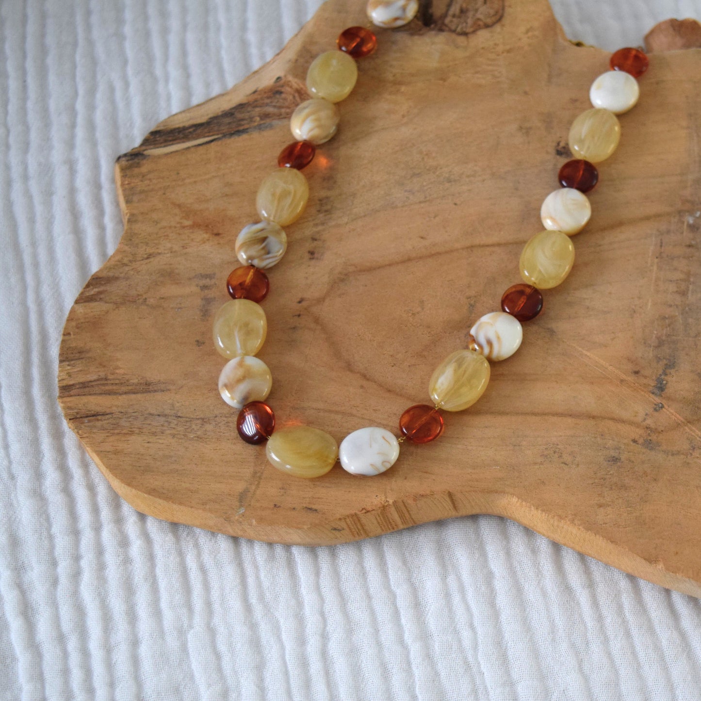 Collier féminin en acier inoxydable et perles chaudes.