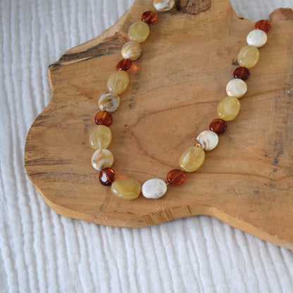 Collier féminin en acier inoxydable et perles chaudes.