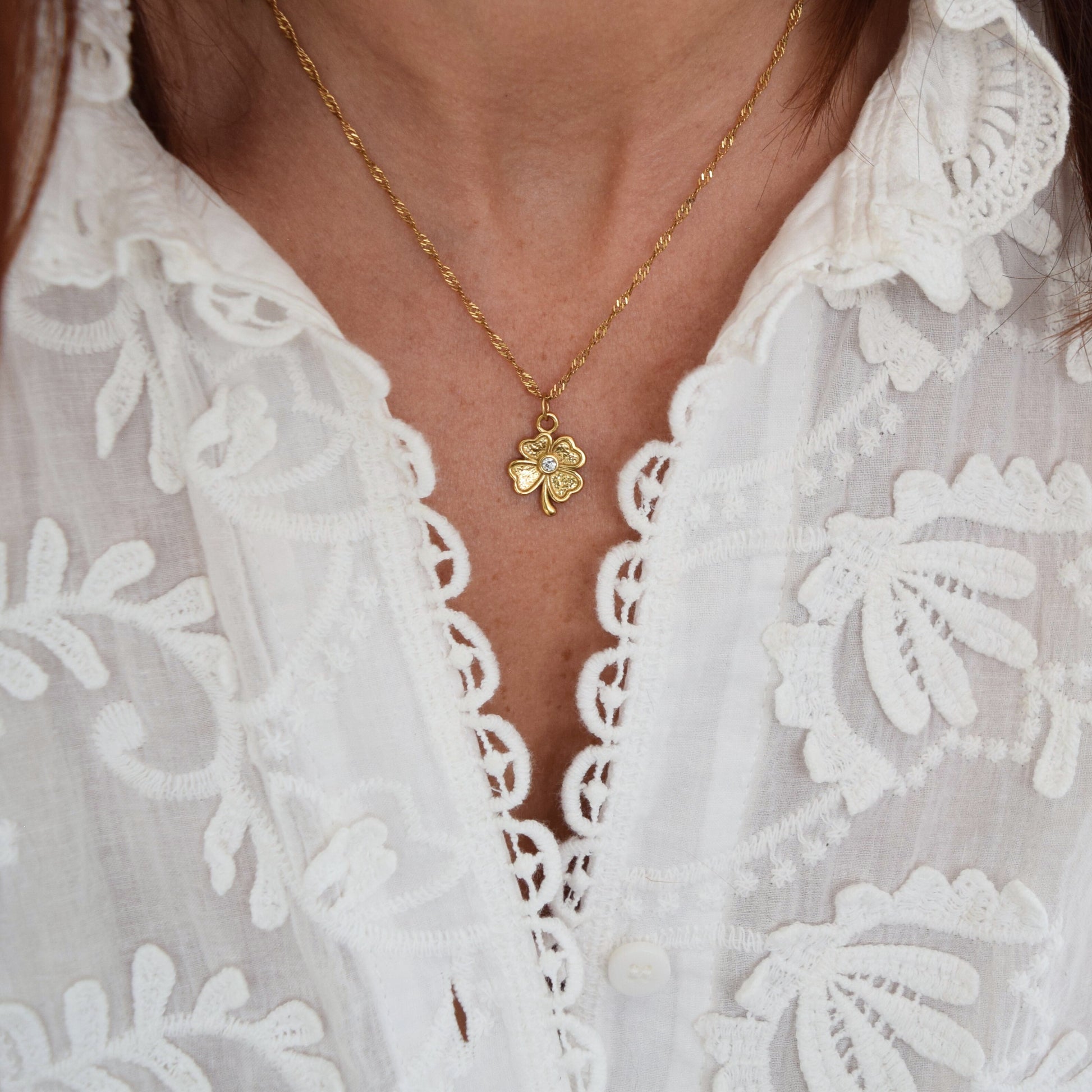 Chaîne fine avec pendentif trèfle, bijou féminin porte-chance.