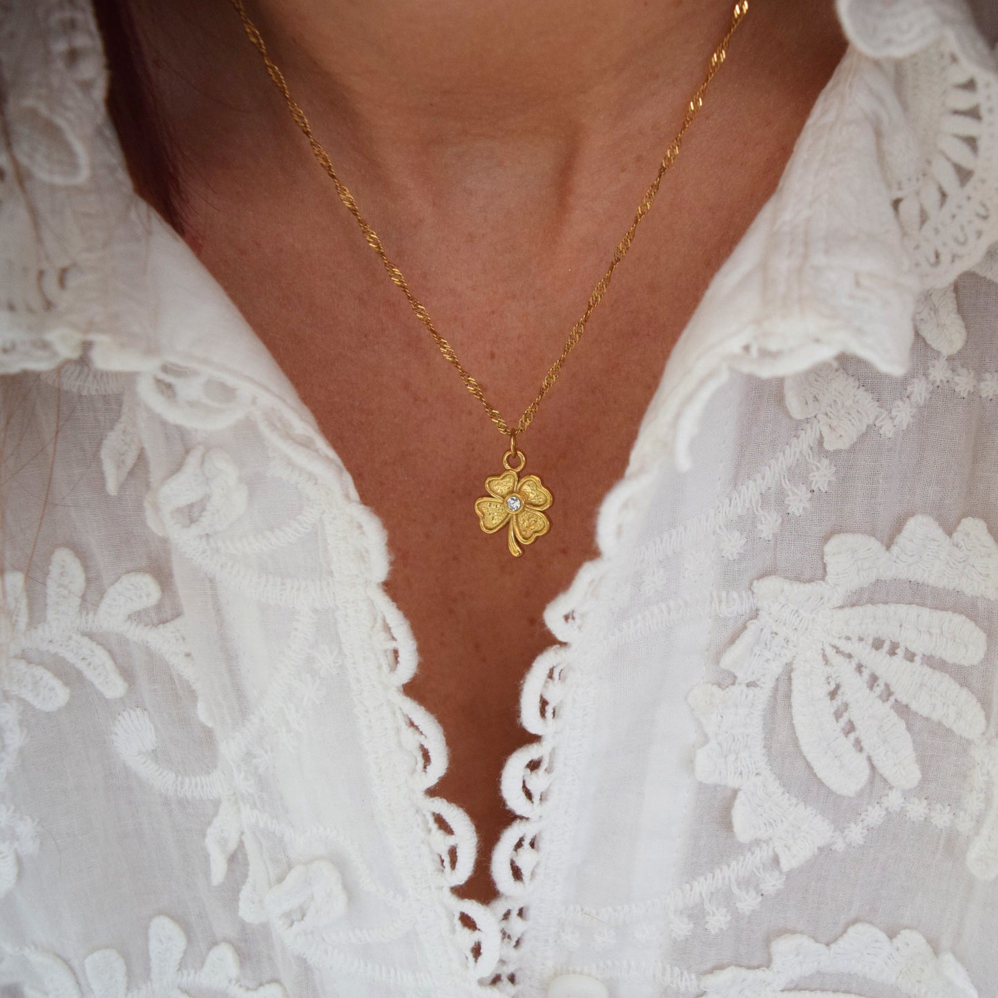 collier Elena pendentif trèfle doré à l’or fin avec strass porte-bonheur fait main