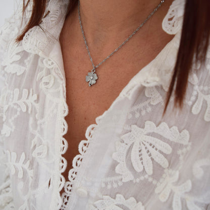 Collier Elena porté, pendentif trèfle argenté scintillant, création artisanale