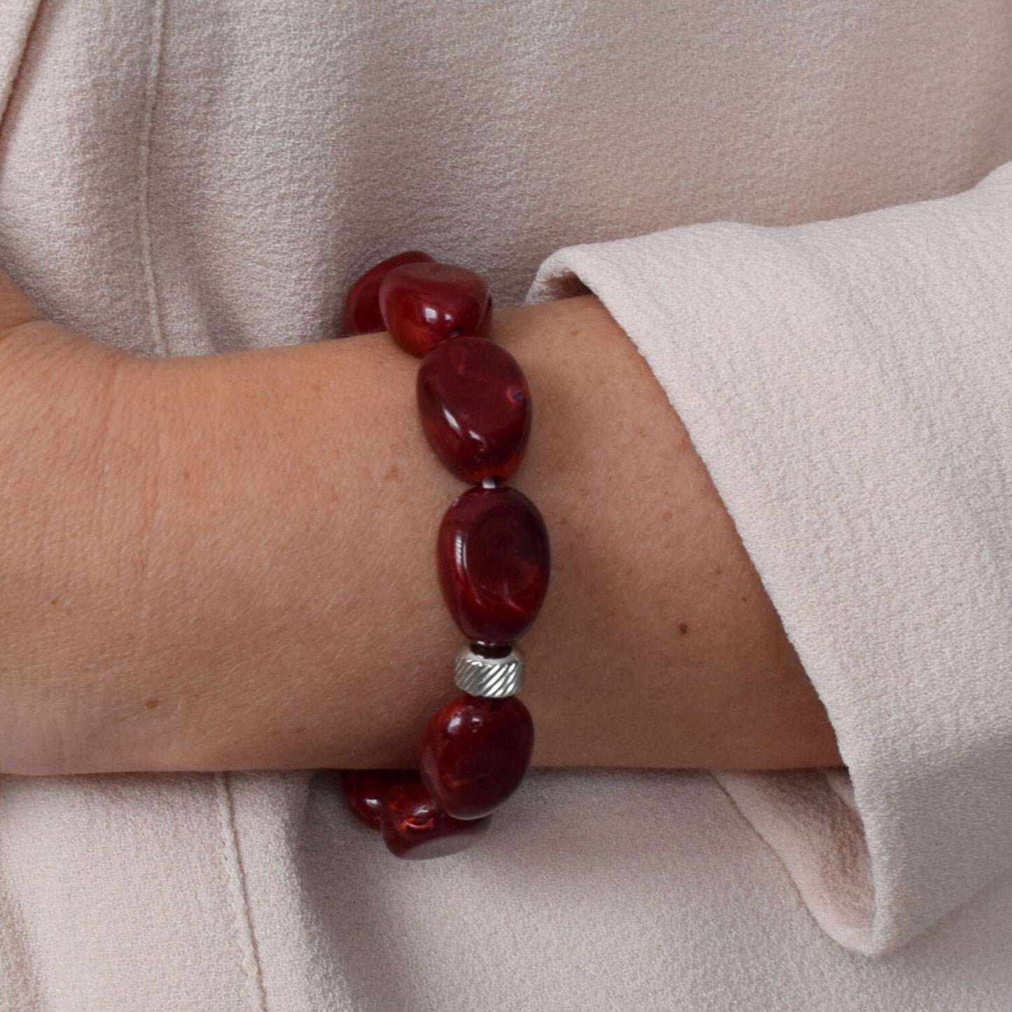 Bracelet bordeaux en perles acryliques RUBIA porté