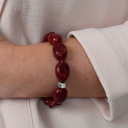 Bracelet bordeaux en perles acryliques RUBIA porté