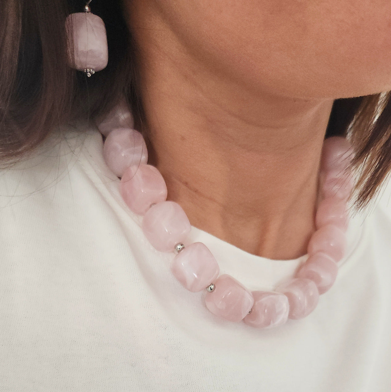 collier perles cubes rose poudré acier inoxydable élégant