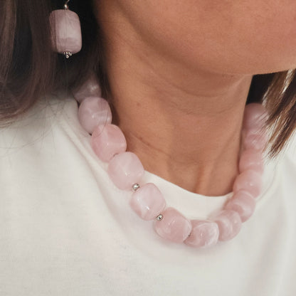 collier perles cubes rose poudré acier inoxydable élégant