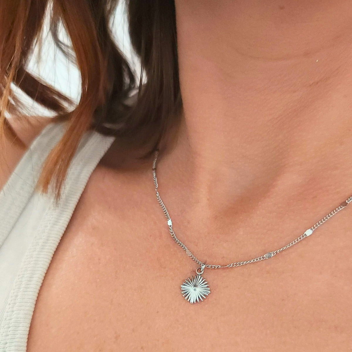 Collier pendentif losange style minimaliste chic