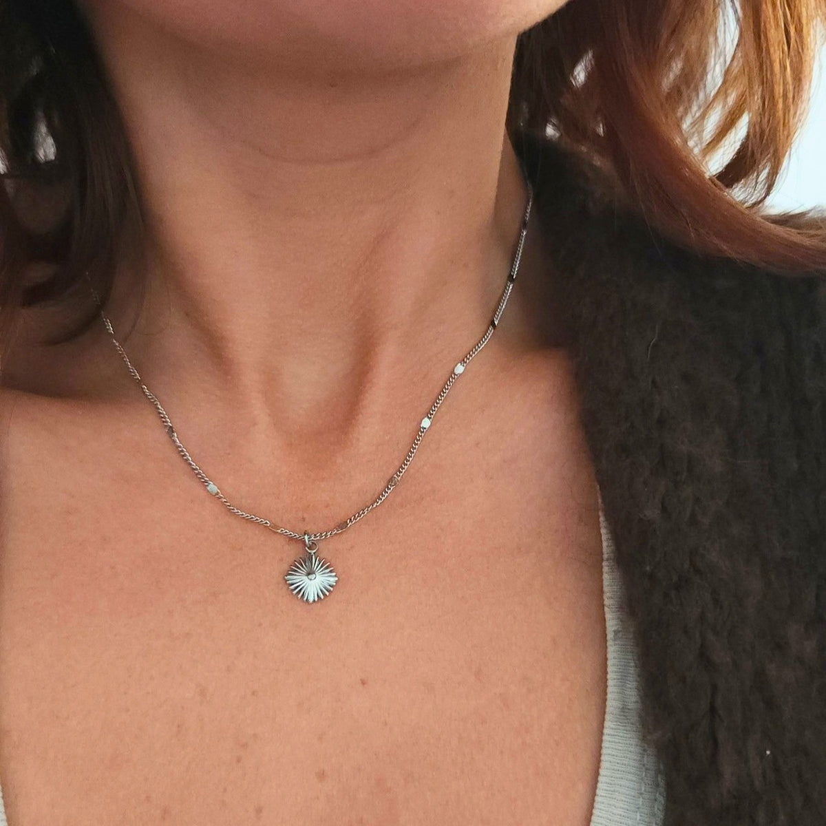 Collier fin minimaliste avec pendentif géométrique losange