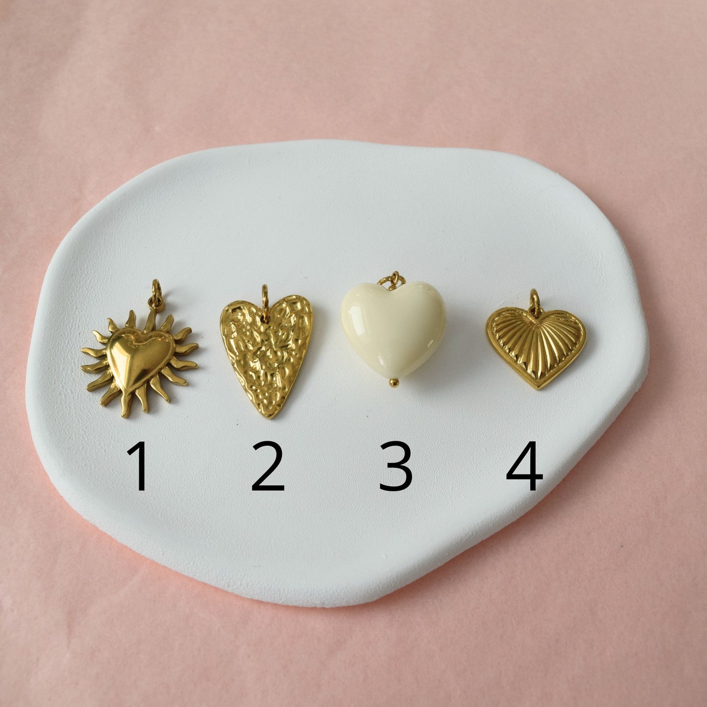 Détail pendentifs cœurs du collier CORA