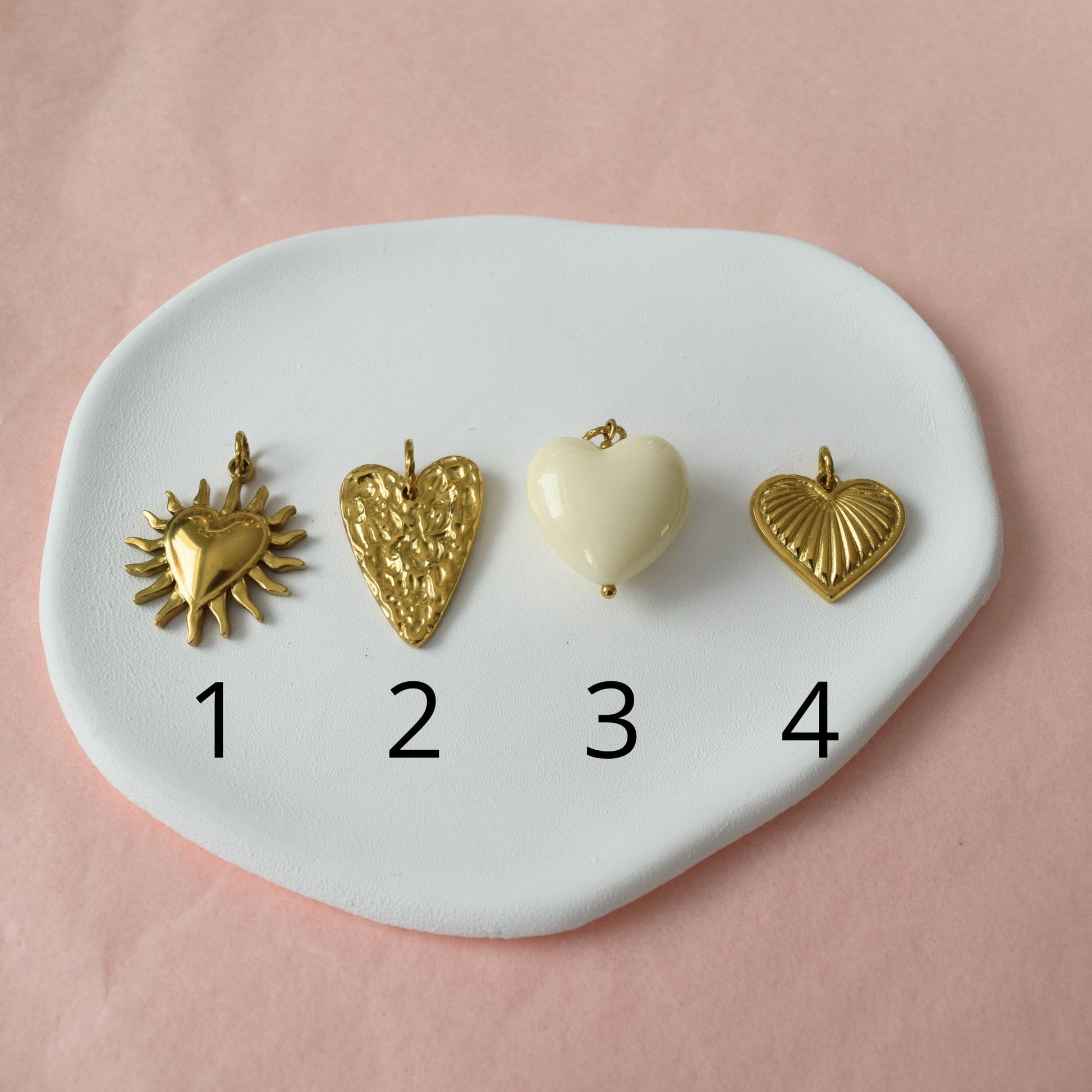 Détail pendentifs cœurs du collier CORA