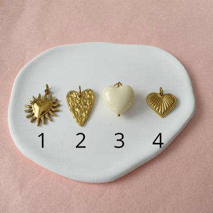 Détail pendentifs cœurs du collier CORA