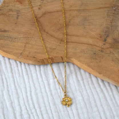 Collier Elena doré à l’or fin avec pendentif trèfle et strass central.