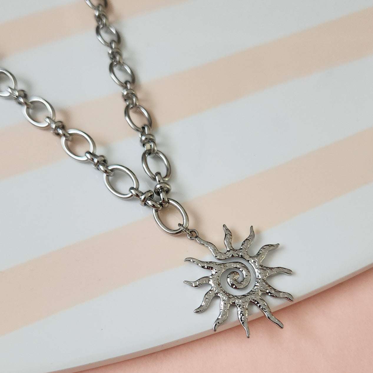 bijou bohème chic pendentif soleil moderne